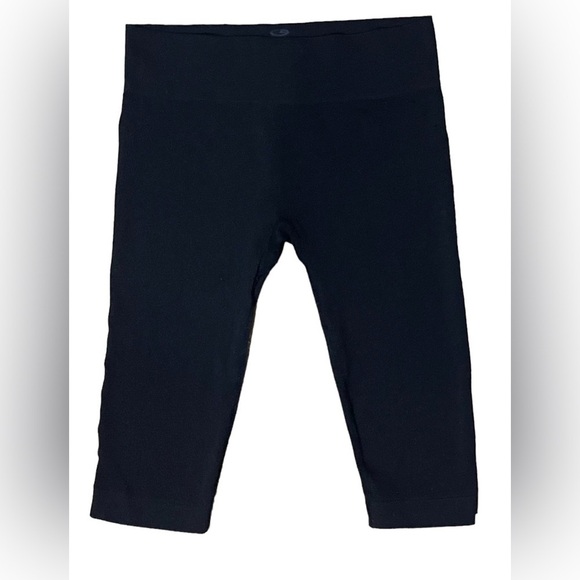 Women’s Champion Black Seamless Capri Cropped Bike Leggings Pants in size Medium - Picture 1 of 16